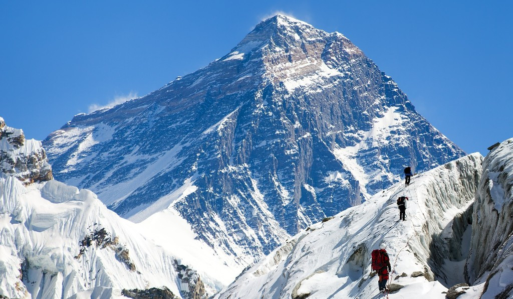 यस वर्षको सगरमाथा आरोहण शुरु, ४२१ जना चुचुरो चुम्ने प्रतिक्षामा
