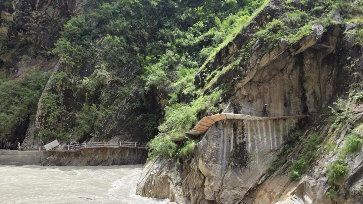 दार्चुलाकाे व्याँसका युवाले कठिन चट्टान फुटाएर बनाए घोरेटो बाटो