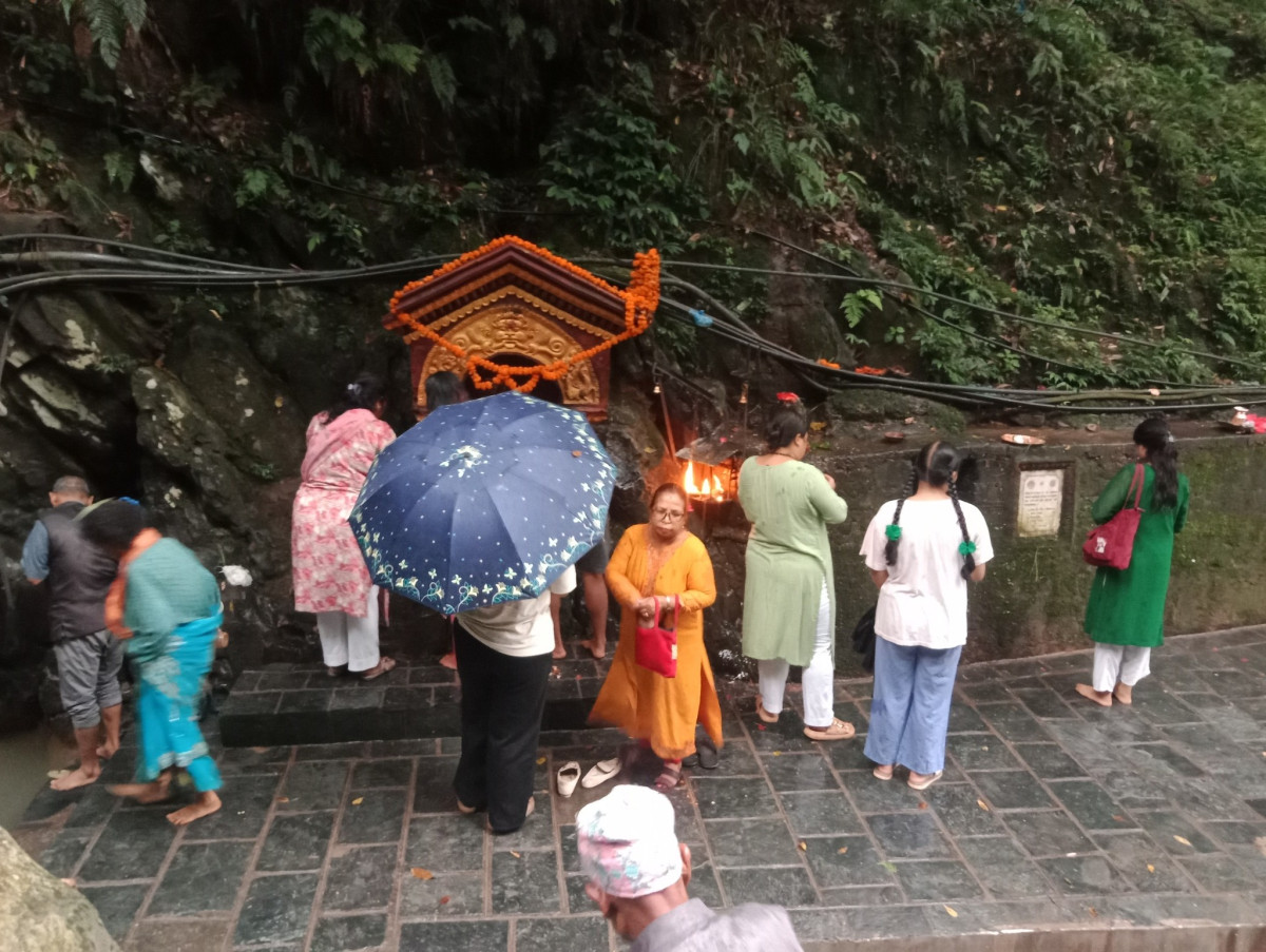 आज साउनको तेस्रो सोमबारः देशभरका शिवालयहरुमा भक्तजनको भीड