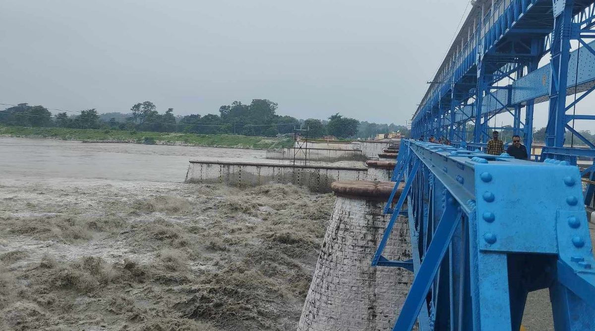 महाकाली नदीमा पानीको बहाब बढेपछि शारदा ब्यारेजमा चारपाङ्ग्रे सवारीसाधन बन्द