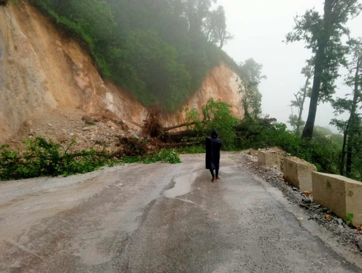 वर्षाका कारण देशभरका सात वटा राजमार्ग अवरुद्ध, १३ वटा एकतर्फी सञ्चालनमा
