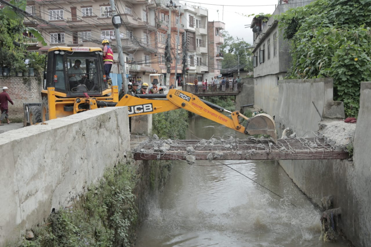 मनमती खोलामाथि बनेका संरचनामाथि महानगरले चलायाे डोजर