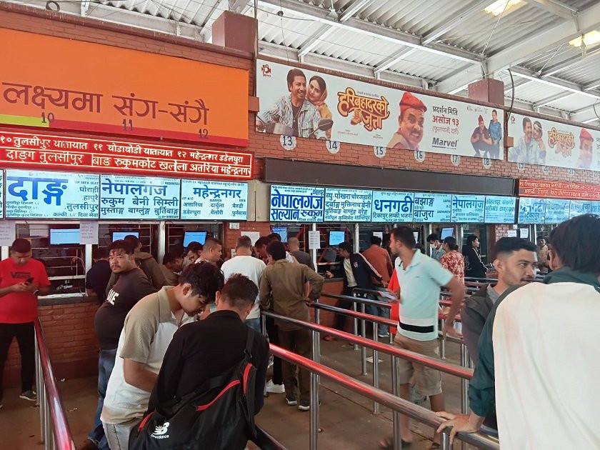 विजयादशमी तथा तिहार नजिकिँदै गर्दा नयाँ बसपार्कमा यात्रुको घुइँचो