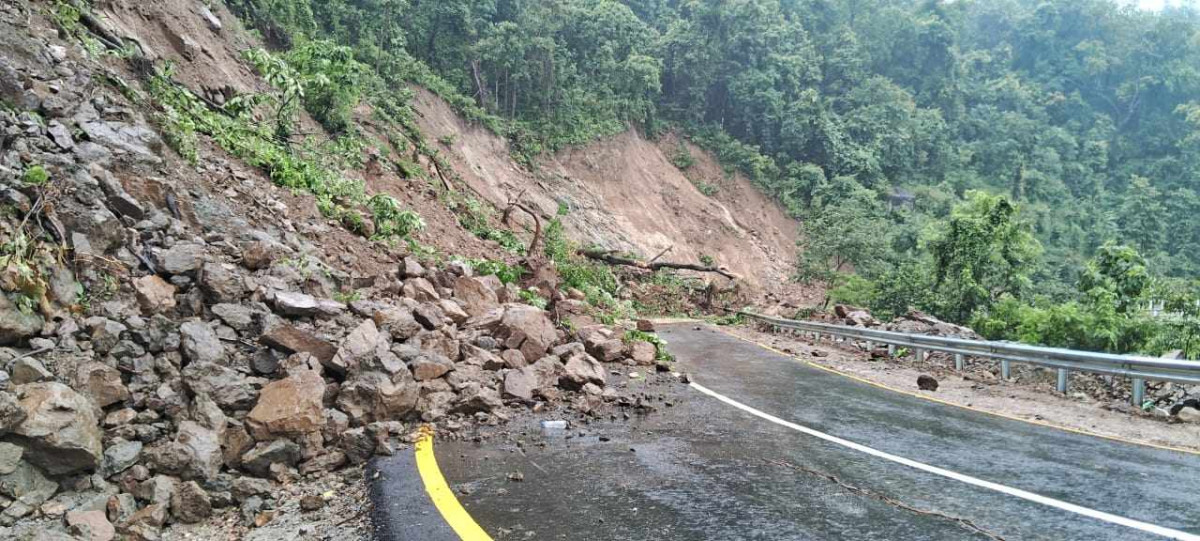 कोशीका वरुण र एकुवामा राजमार्ग पूर्णरुपमा अवरुद्ध