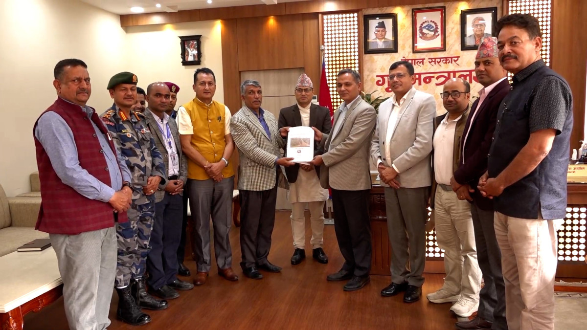 धादिङ बस दुर्घटनामा चालक थकान मुख्य कारण, प्रतिवेदन गृहमन्त्रीलाई बुझाइयो