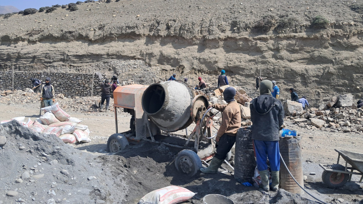 कोरलानाका जोड्ने कागबेनी–छुसाङ सडक स्तरोन्नति गरिँदै