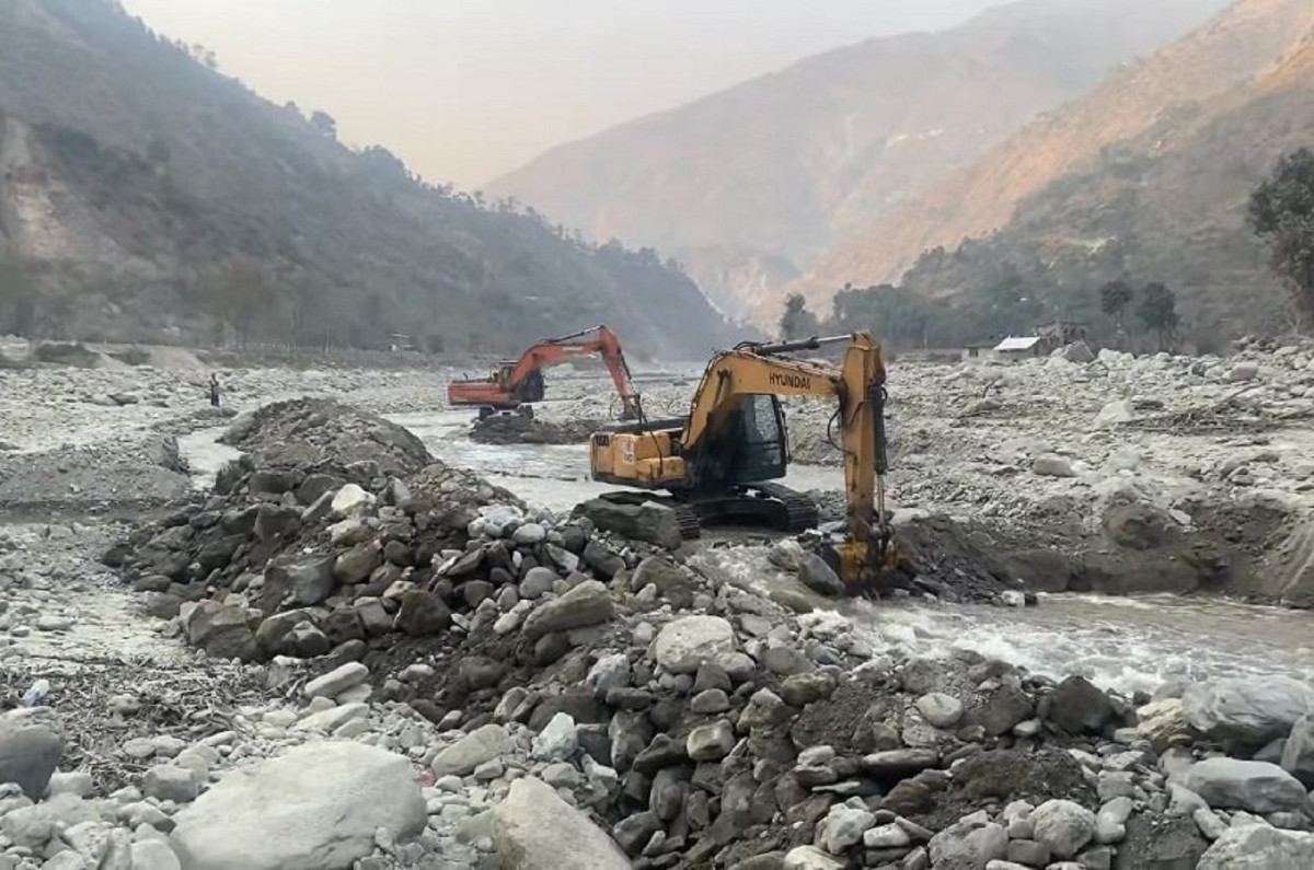 बीपी राजमार्ग पुन: अवरुद्ध, सोमबार बनाइएका डाइभर्सन बाढीले बगायो