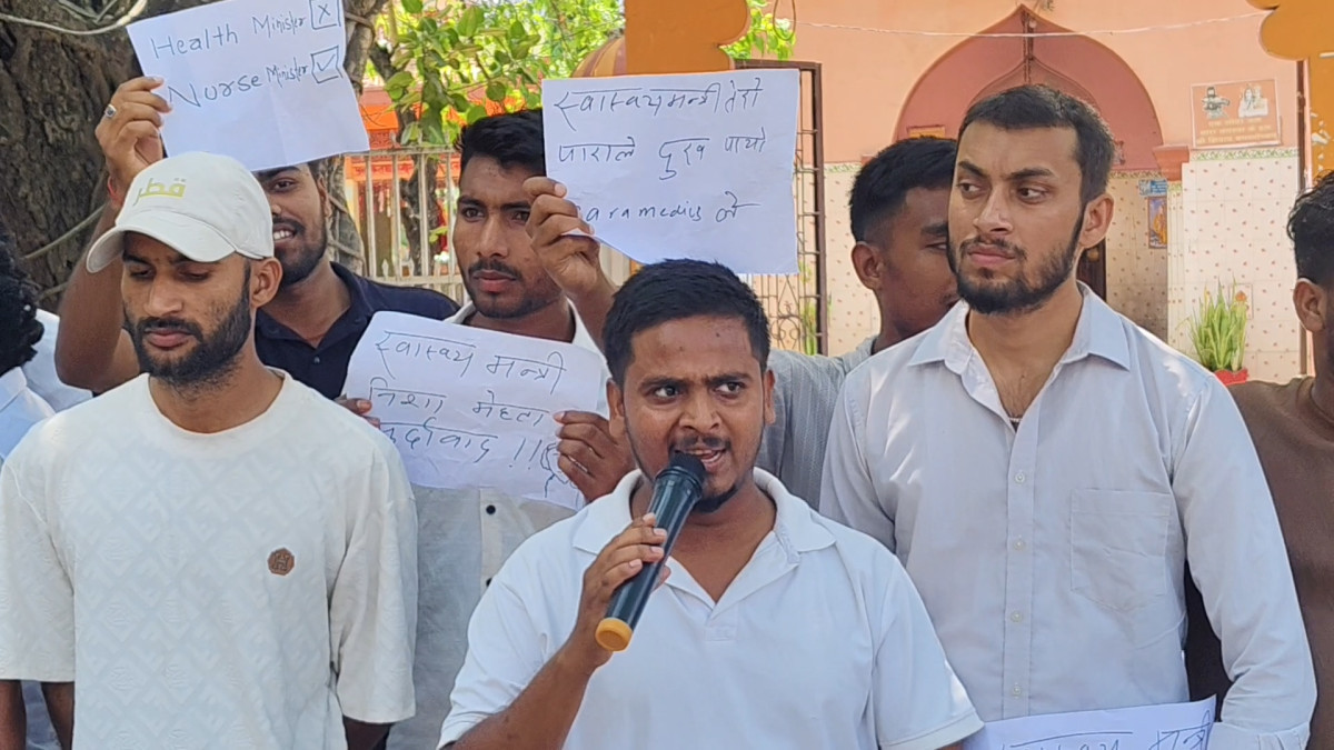 विभेद गरिएको भन्दै स्वास्थ्यकर्मीद्वारा विरोध प्रदर्शन