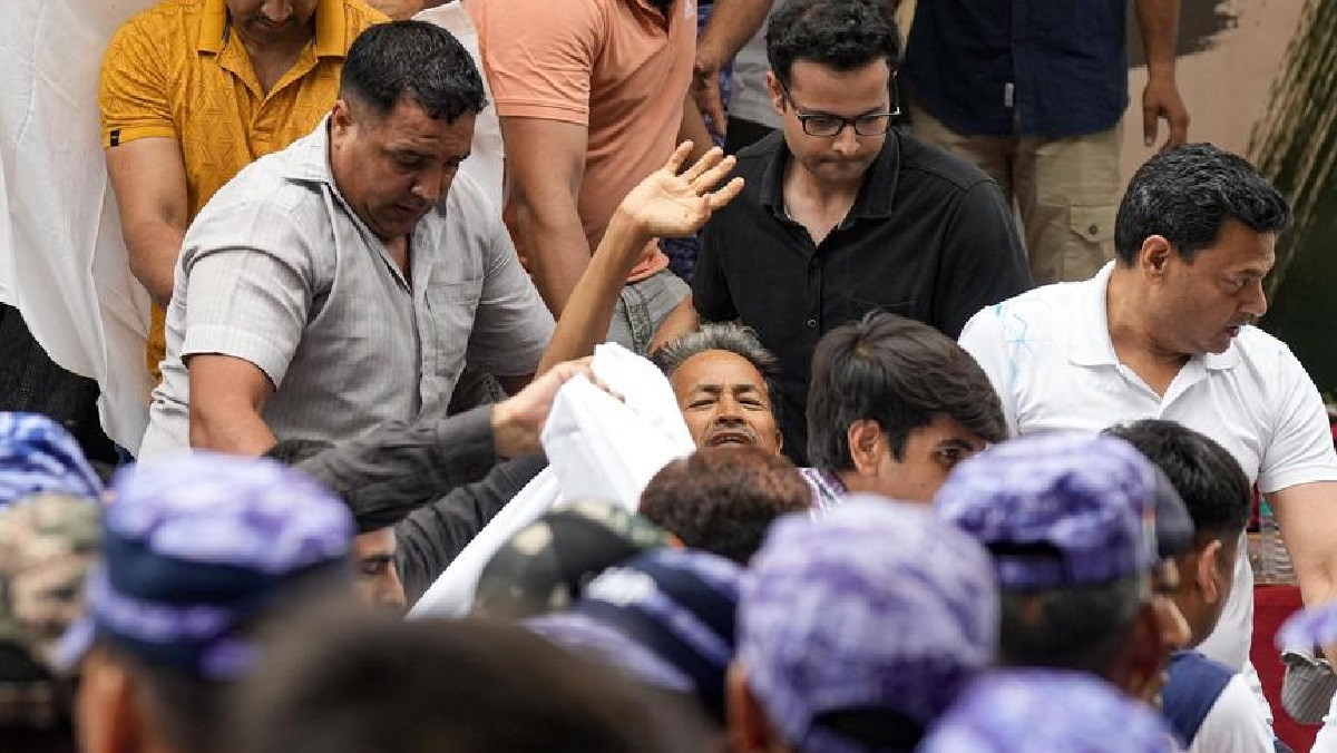 २१ दिनदेखि अनशनरत सोनम वाङ्चुकलाई प्रहरीले जबरजस्ती अस्पताल पुर्‍यायो