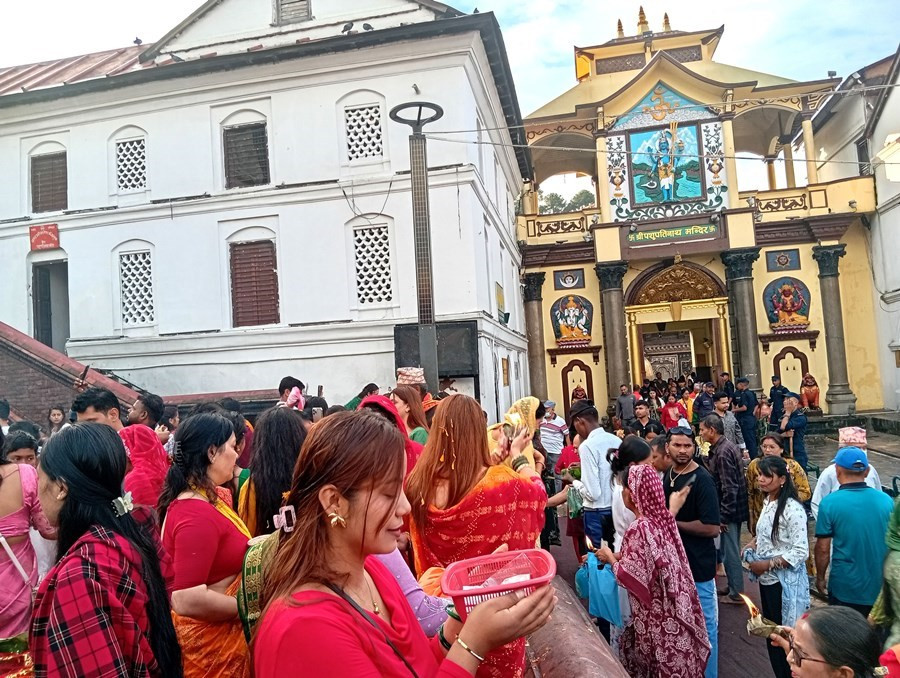 साउनको पहिलो सोमबार, पशुपतिनाथमा बिहानैदेखि दर्शनार्थीको घुइँचो