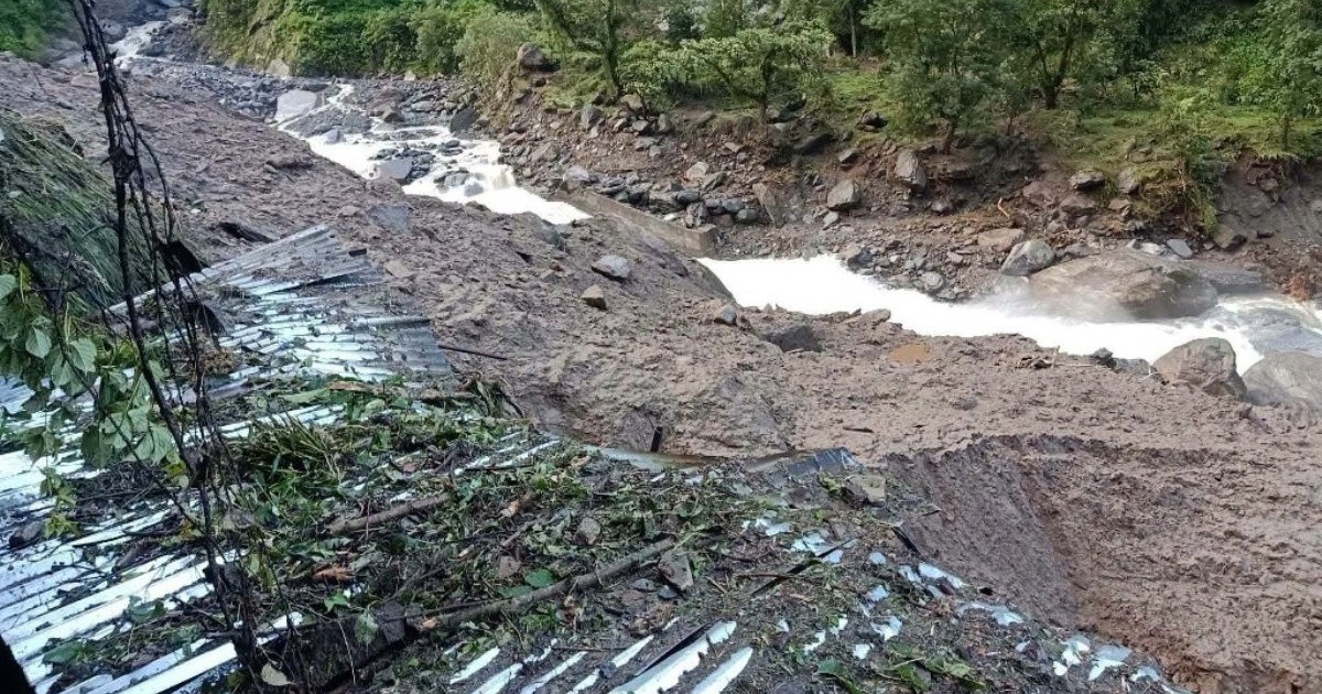 दोलखामा पहिरोमा परी ७३ वर्षीय वृद्ध बेपत्ता, ४ जना कर्मचारीको भने उद्धार
