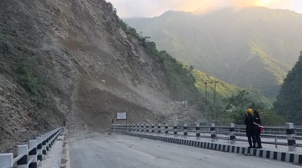 यात्रा गर्दै हुनुहुन्छ ? यी हुन् आज अवरुद्ध भएका मुख्य राजमार्गहरू