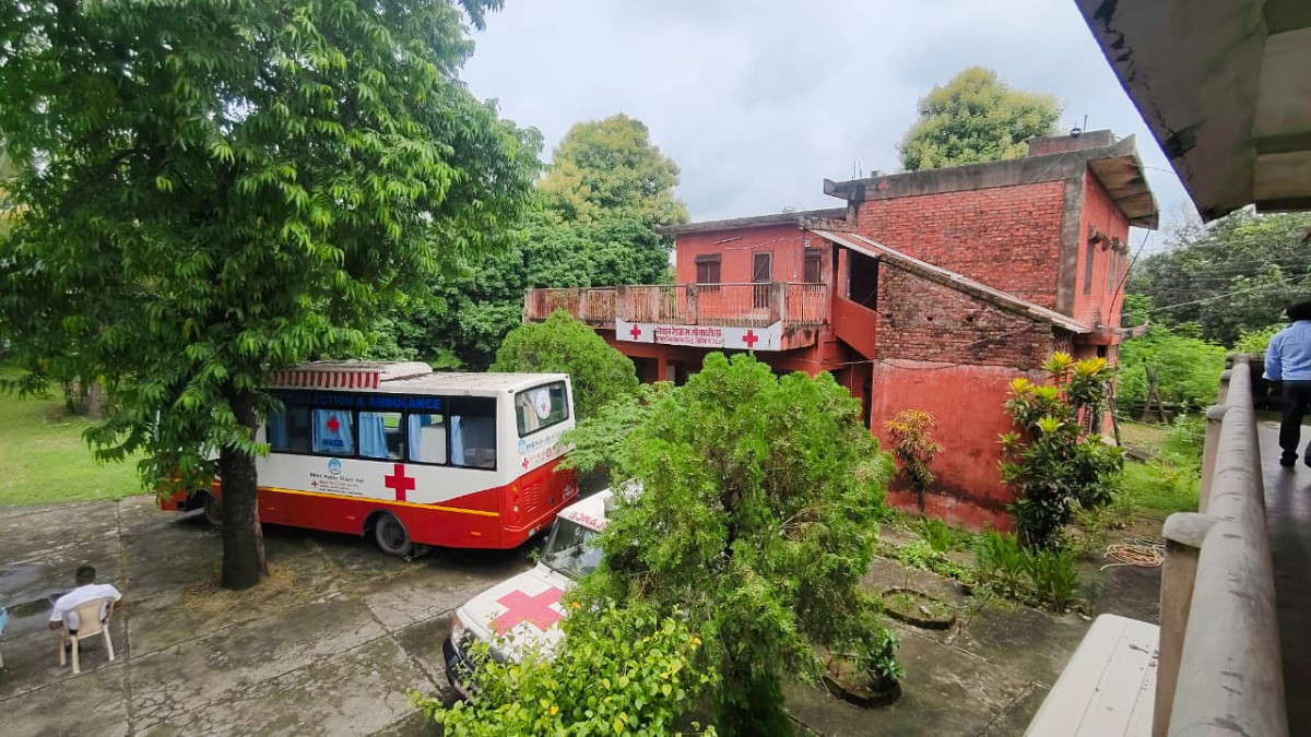 धनुषा रेडक्रसको बडहरी केन्द्र बेवारिसेः एम्बुलेन्स र उपकरण थन्किए, राहत सामग्री गोदाममै कुहिए