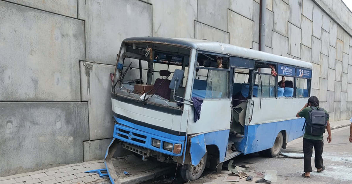 ग्वार्कोमा बस दुर्घटना हुँदा एक जनाकाे मृत्यु, १९ घाइते