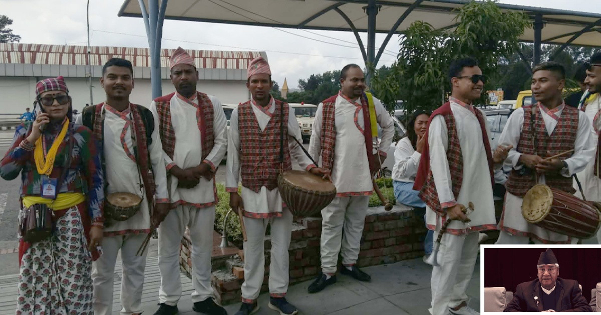 कांग्रेस पूर्वसभापति देउवालाई स्वागत गर्न नेता तथा कार्यकर्ता बाजागाजासहित पुगे विमानस्थलमा