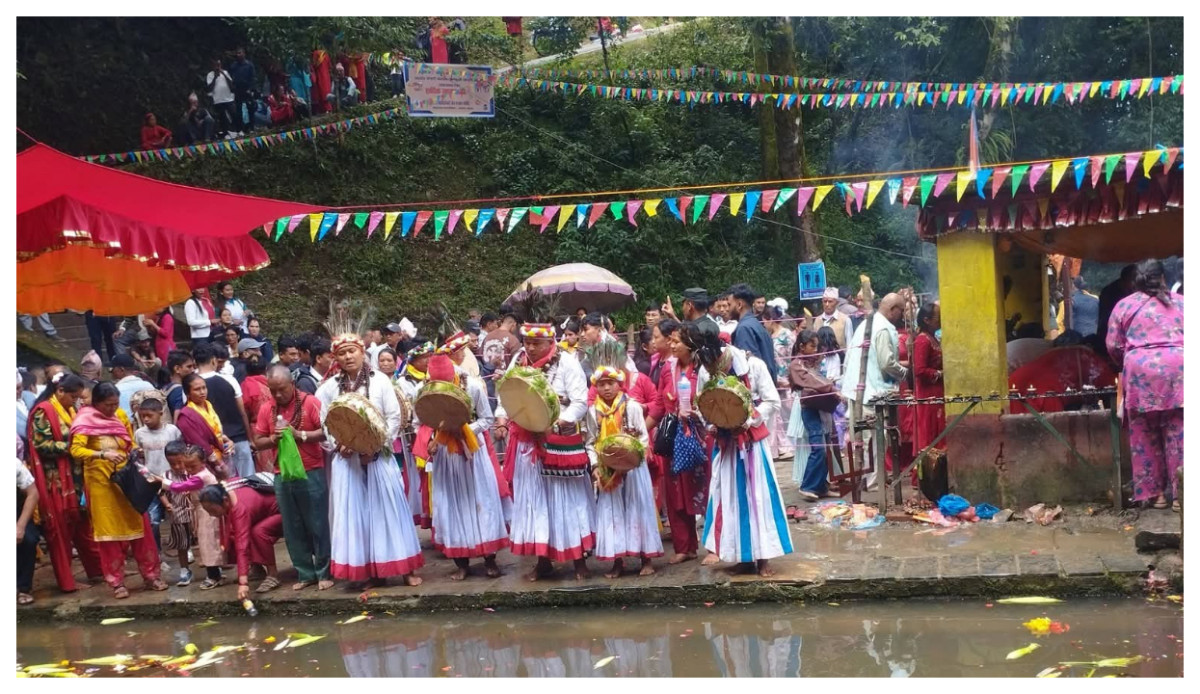 नेपालको सानो गोसाइँकुण्ड रत्नचुडेश्वर महादेव पोखरीमा दर्शनार्थीको भीड