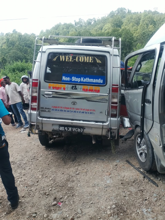 हेटौंडामा ईभी र सुमो जिप ठोक्किँदा ११ जना घाइते