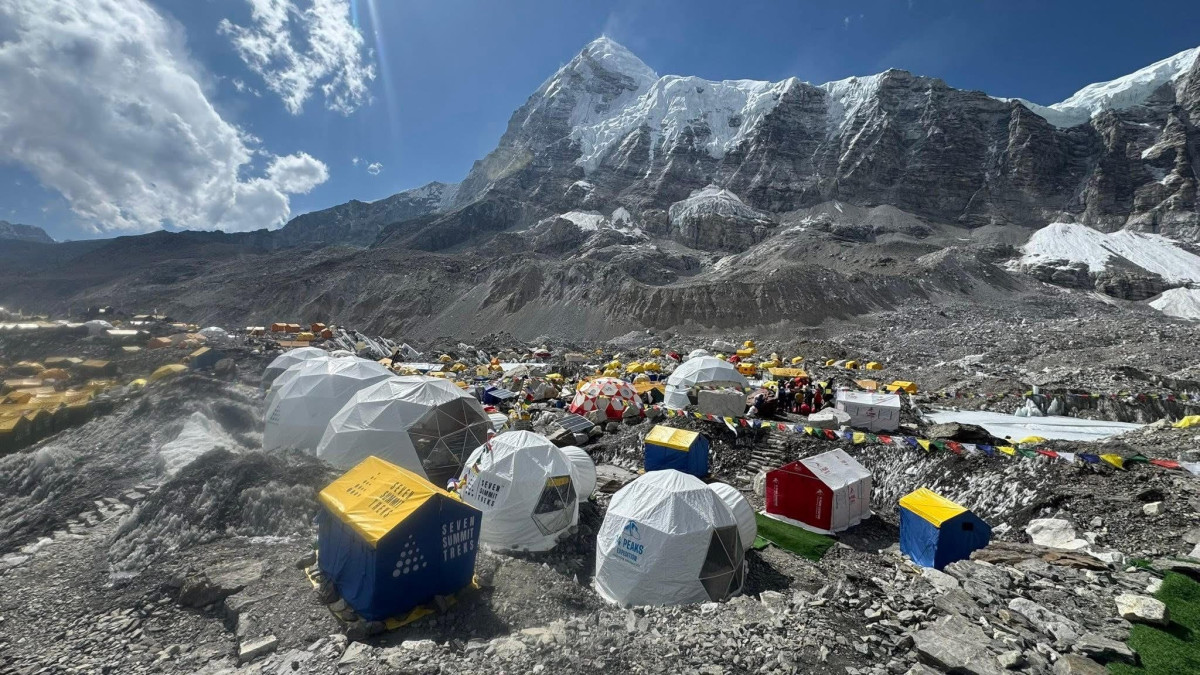 आरोहीको भीडले भरियाे सगरमाथा आधार शिविर