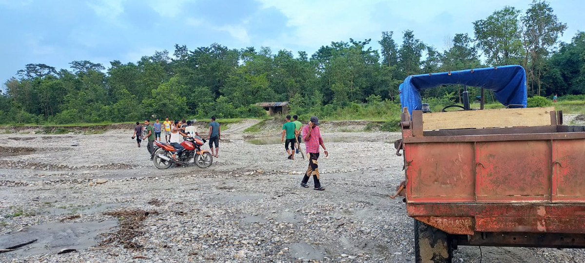 नदीजन्य सामग्री उत्खननमा संलग्न ट्याक्टरसहित धनुषामा ३ जना नियन्त्रणमा