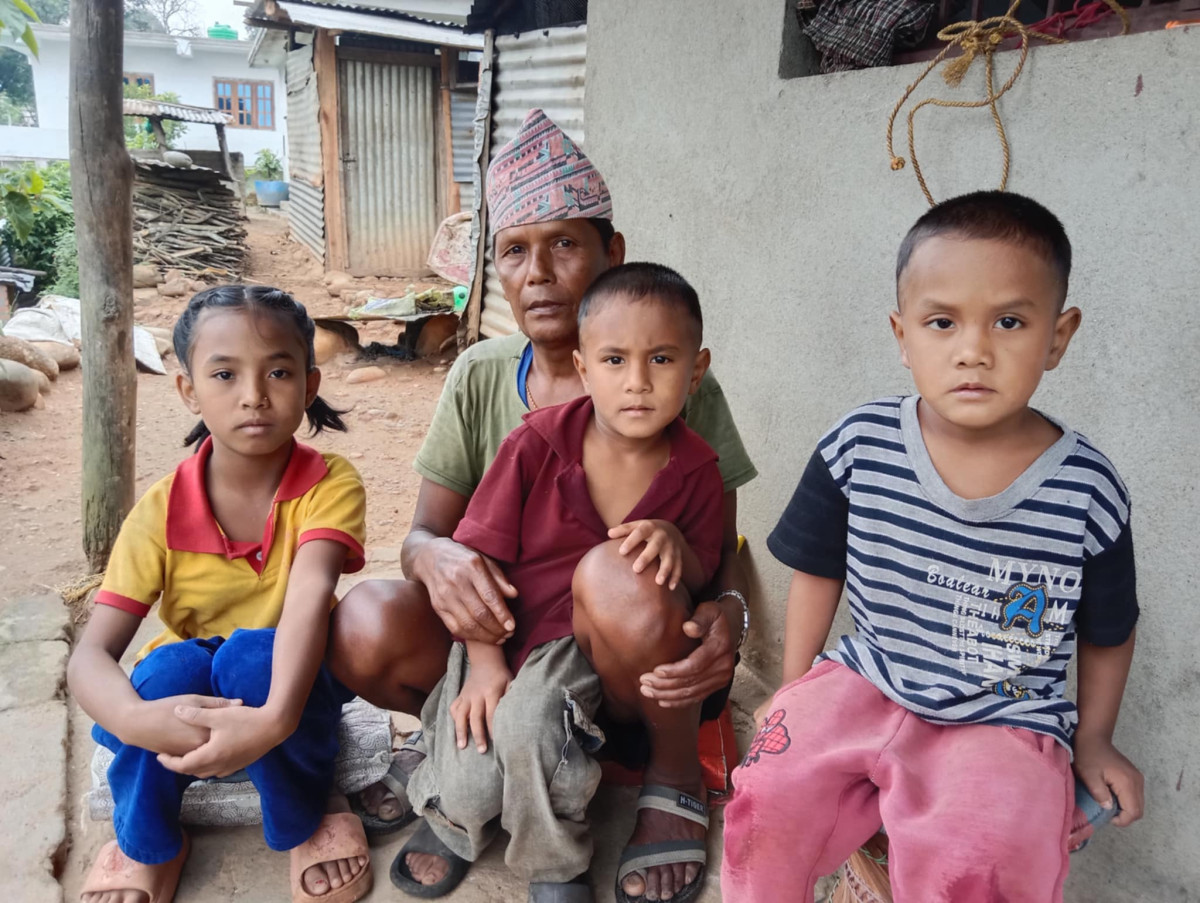 बेसहारा बनेका तीन बालबालिकाको अभिभावक बनेका मण्डनदेउपुरका 'शोभित माझी' (भिडियाेसहित)