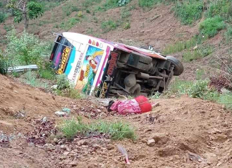 काभ्रेकाे बेथानचाेकमा  बस दुर्घटना हुँदा एक जनाको मृत्यु