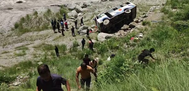 मेलम्चीमा भएकाे बस दुर्घटनामा चालकसहित ८ जना घाइते (भिडियाेसहित)