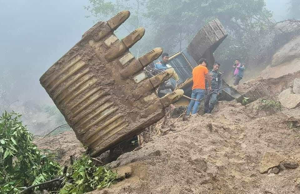 काभ्रेपलाञ्चोककाे खोपासी–तालढुंगा सडकखण्डमा स्काभेटर दुर्घटना, सडक अवरुद्ध