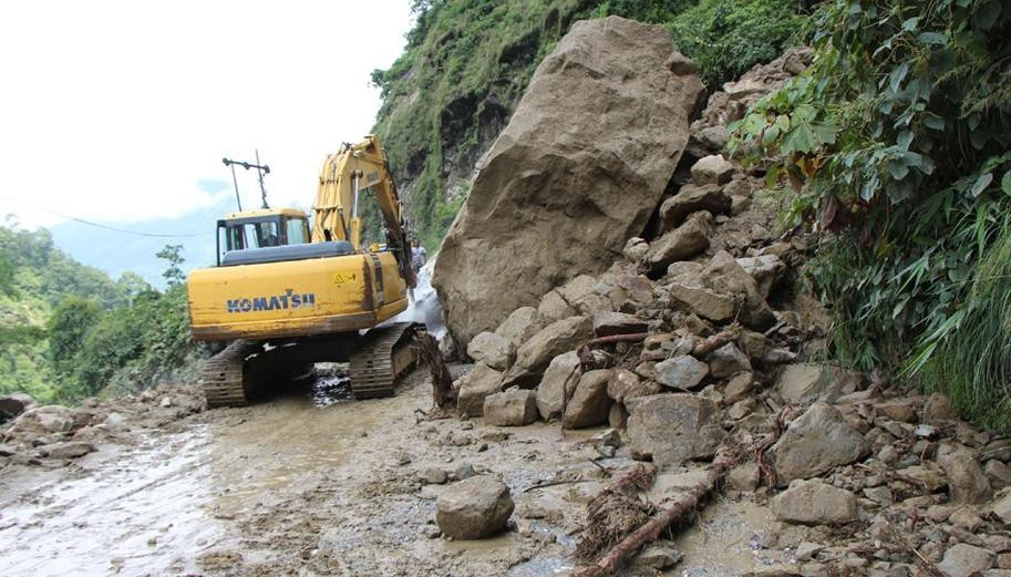 कर्णाली राजमार्ग अवरुद्ध हुन नदिन ठाउँ-ठाउँमा डोजर तैनाथ
