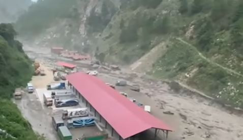 रसुवा बाढीमा फसेका ५० जनाको उद्धार
