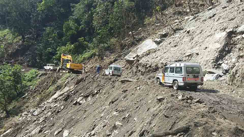 बेँसीसहर–चामे सडकमा राति सवारी सञ्चालनमा रोक