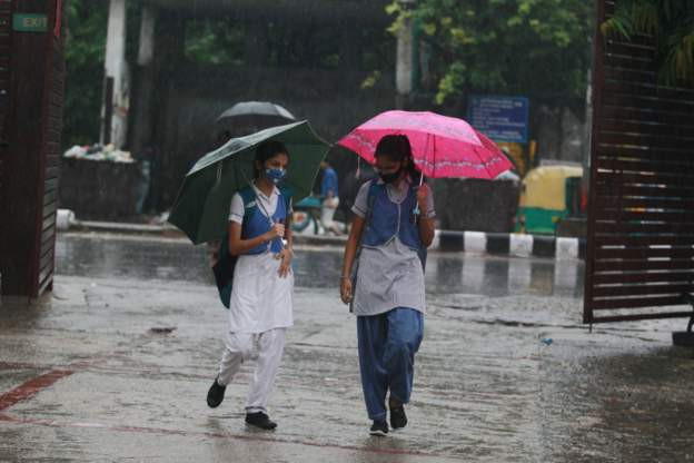 भारतमा अविरल वर्षा, सबै विद्यालयहरू बन्द, कामबाहेक घर बाहिर ननिस्कन आग्रह