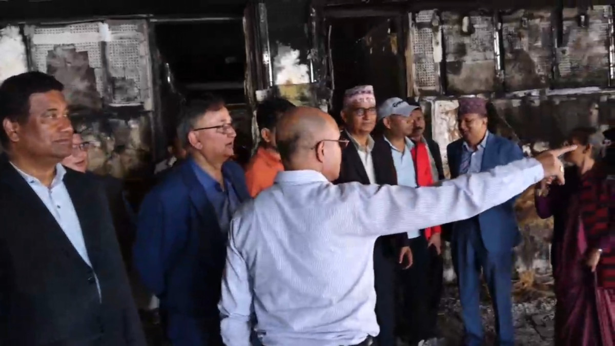 क्षतिग्रस्त काँग्रेस पार्टी कार्यालयको निरीक्षणमा पुगे एमाले नेताहरु