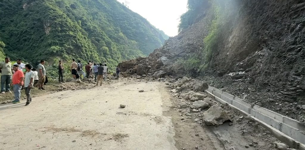 धादिङको जवाङ खोलामा पहिरो: वैकल्पिक बाटो प्रयोग गर्न आग्रह