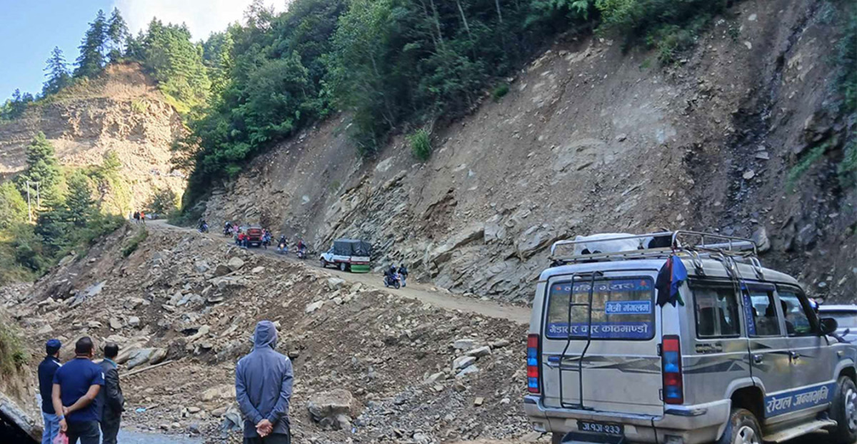 अविरल वर्षाका कारण देशका ६ वटा राजमार्ग पूर्ण रूपमा अवरुद्ध