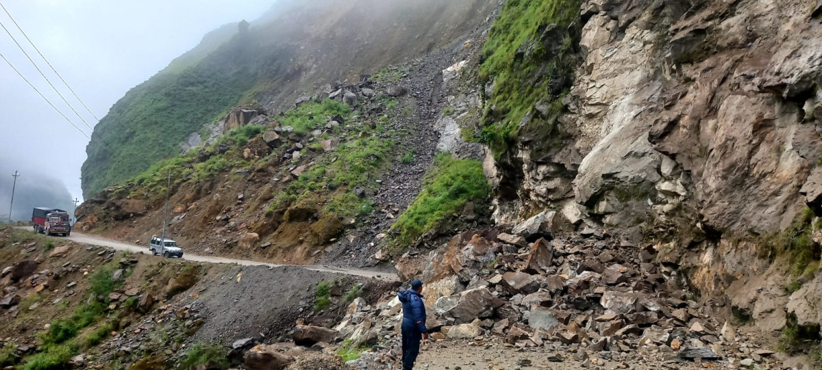 पहिरोका कारण कोशी र बागमती प्रदेशका पाँचवटा सडक पूर्ण रुपमा अबरुद्ध