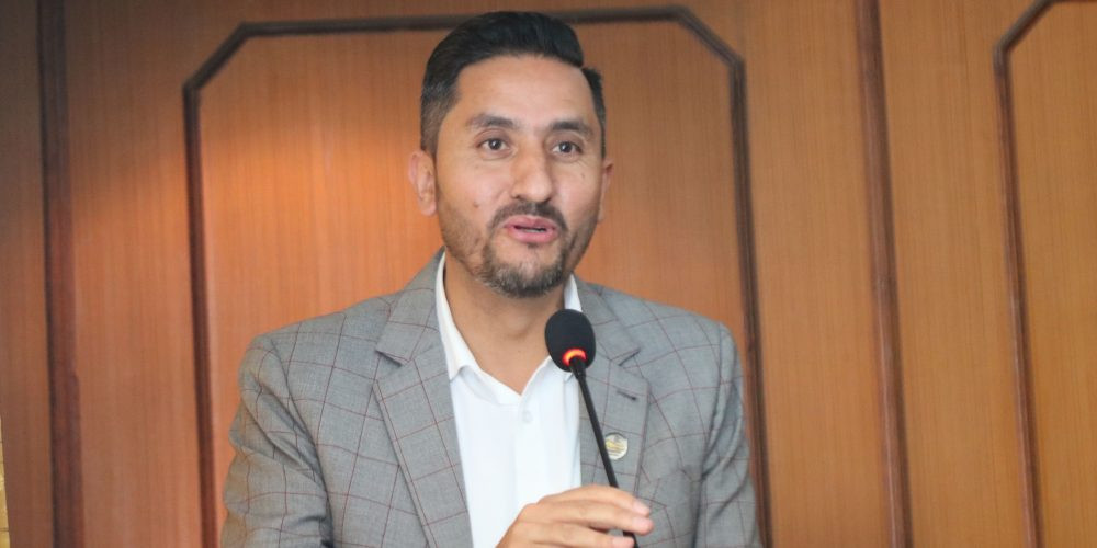 विधिको शासन कायम गर्न कुनैपनि बहानामा आलटाल गर्नु हुँदैनः सञ्चारमन्त्री खरेल