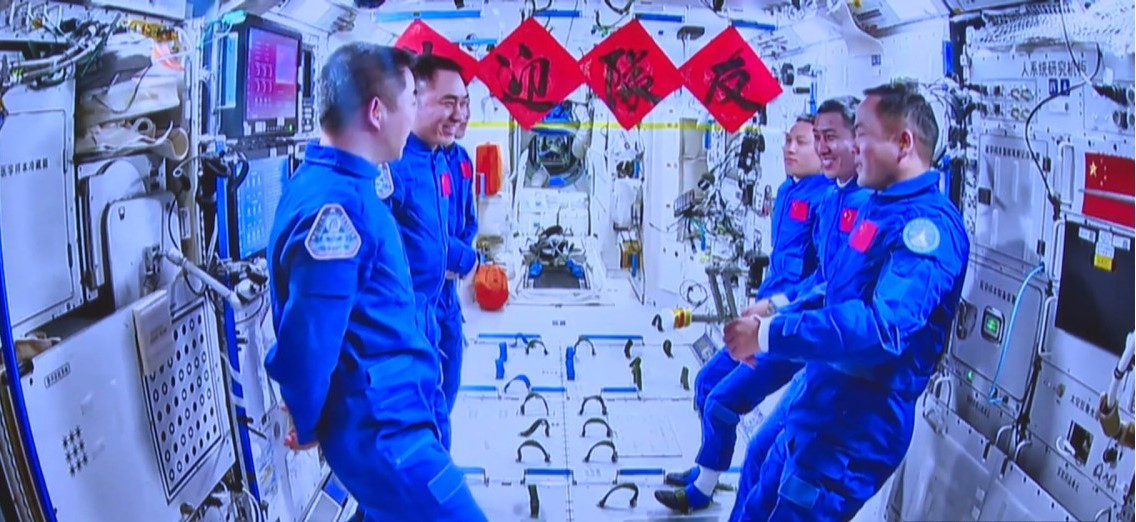 शेन्झाउ–२१ अन्तरिक्ष यात्रीहरू अन्तरिक्ष स्टेशनमा प्रवेश