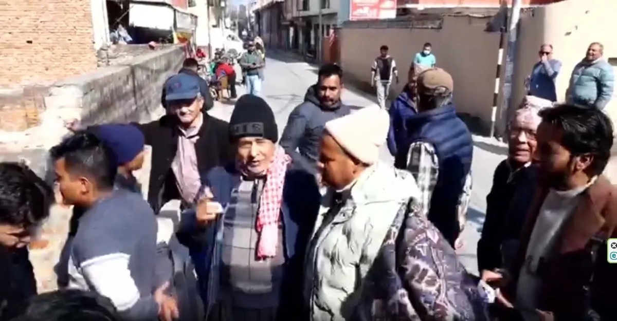 कांग्रेस केन्द्रीय कार्यालयमा निधि र प्रदर्शनकारीबीच चर्काचर्की
