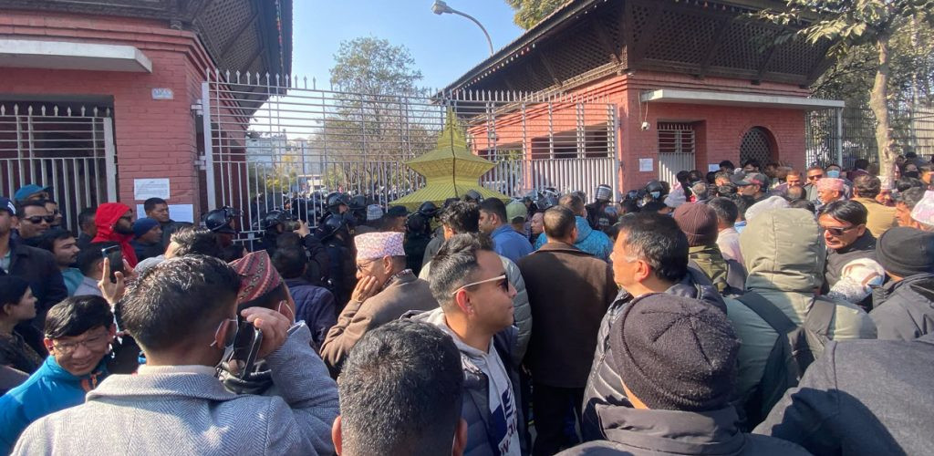 निर्वाचन आयोग अगाडि देउवा पक्षको नाराबाजी, कान्तिपथ तनावग्रस्त