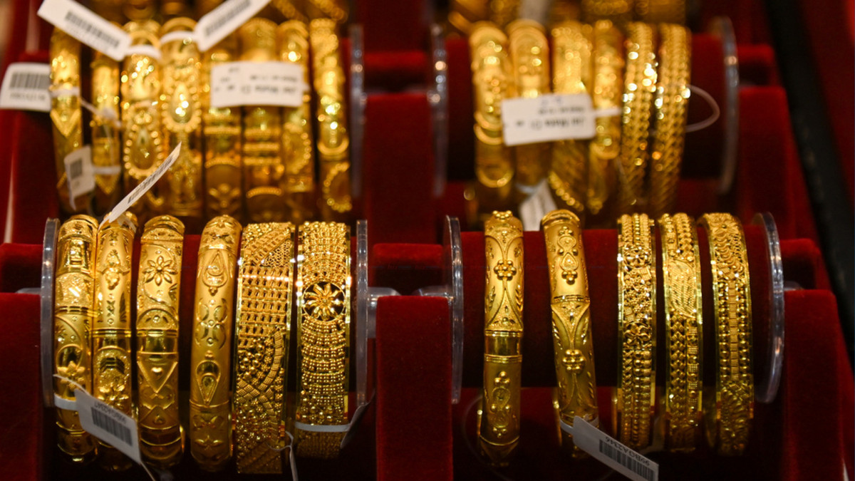 नेपाली बजारमा सुनको भाउ बढ्दा तोलामा ३,०५,५०० रुपैयाँ, चाँदीमा सामान्य घटबढ