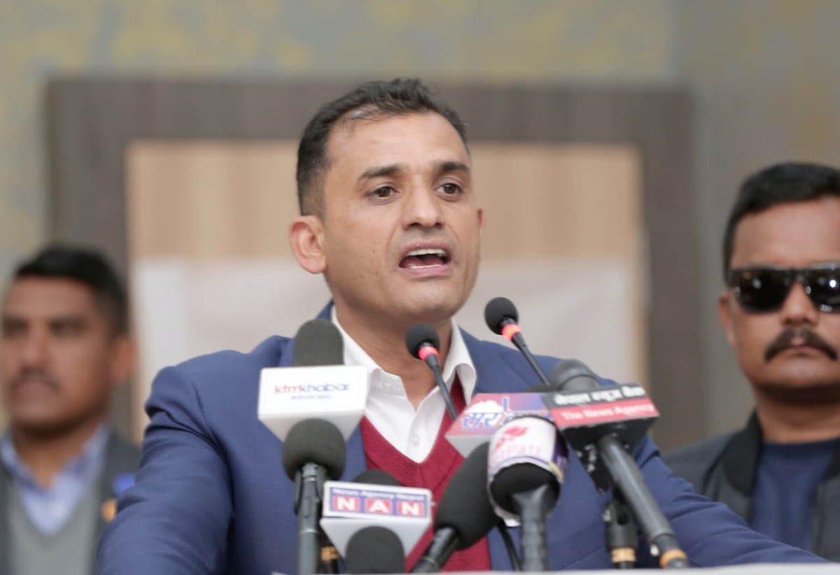 ‘धन र प्रतिष्ठाको मोहमा आएका घण्टी बजाउनेहरू हामीजस्तै होइनन्’ — माधव सापकोटा