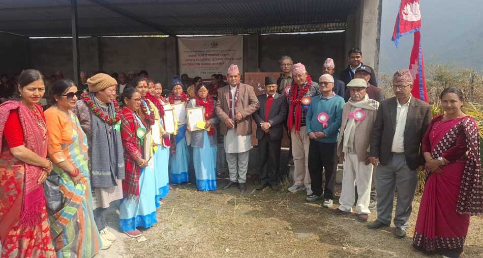 उत्कृष्ट महिला स्वास्थ्य स्वयंसेविका र छात्रा पुरस्कृत