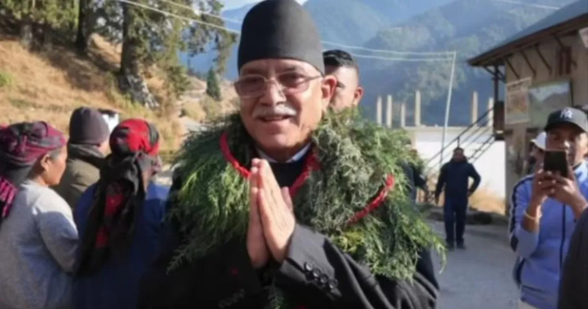मैकोटमा मतदाता भेट्दै पुष्पकमल दाहाल, मर्निङवाकसँगै भेटघाट