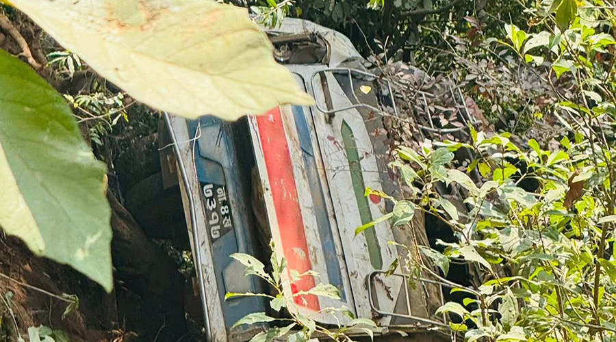 चुनावका लागि बेस क्याम्प खडा गर्न सेना बोकेर हिँडेको बस दुर्घटना