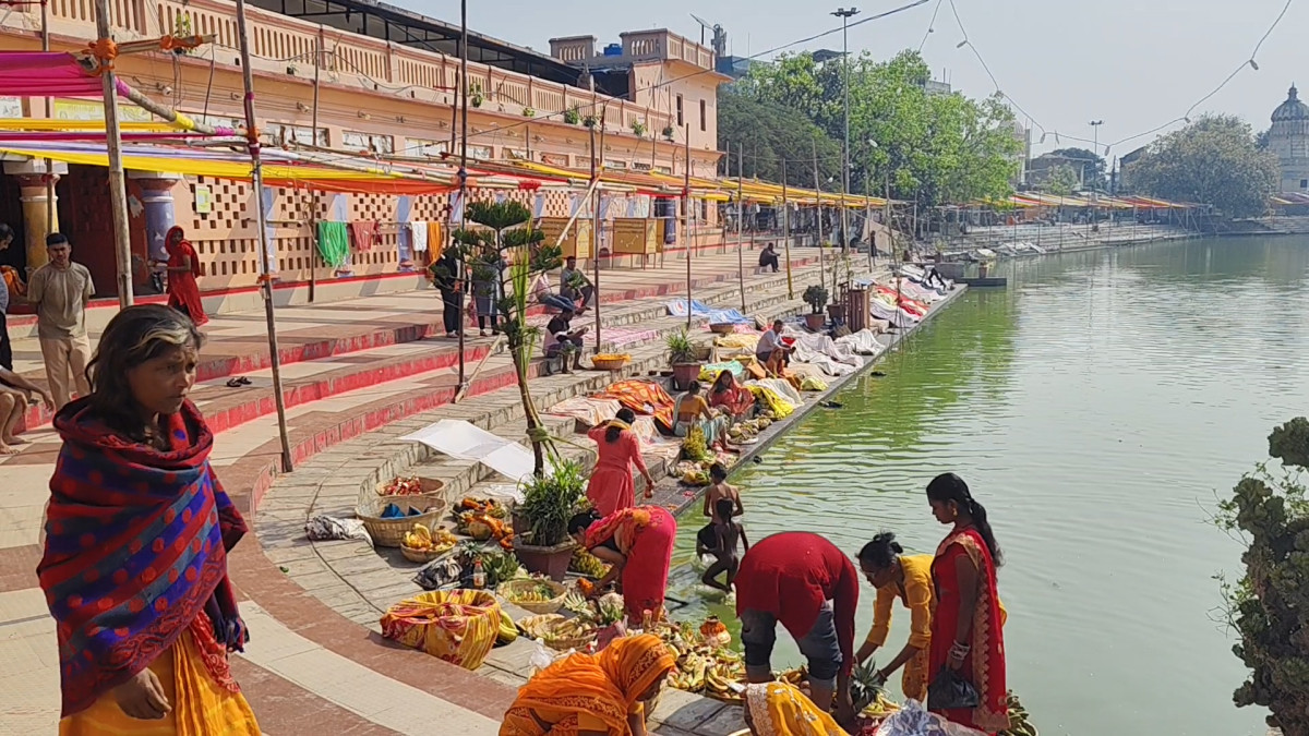चैती छठ अन्तर्गत आज अस्ताउँदो सूर्यलाई अर्घ्य अर्पण गरिँदै