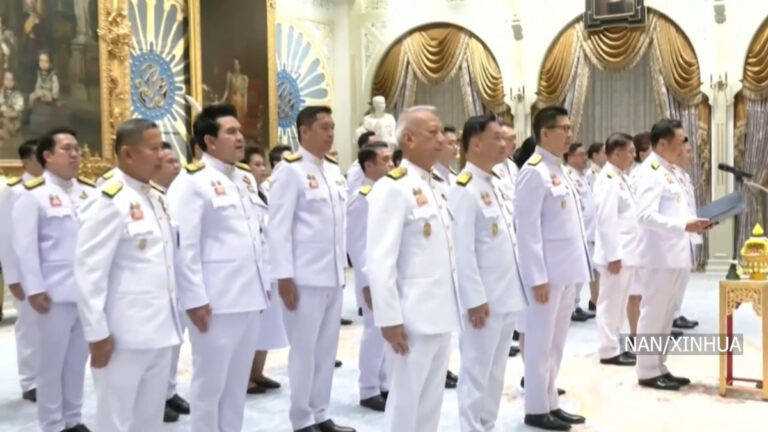 थाइल्याण्डको नयाँ गठबन्धन सरकारले लियाे शपथ