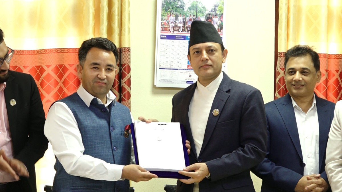 प्रतिनिधि सभा नियमावली मस्यौदा समितिद्वारा सभामुखसमक्ष प्रतिवेदन पेस