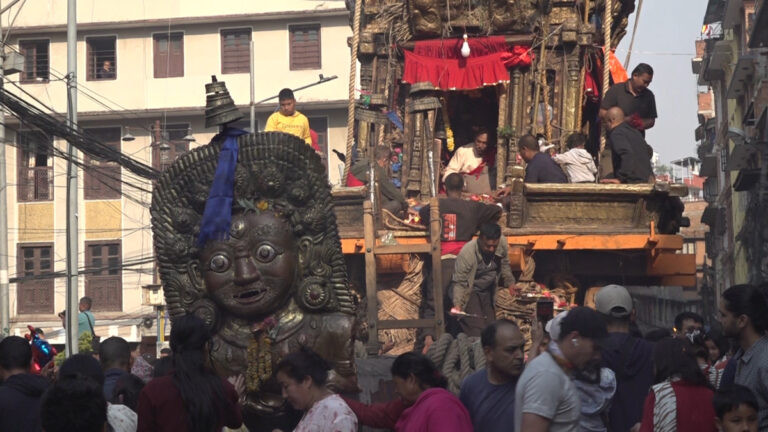 रातो मत्स्येन्द्रनाथको पूजा गर्नेको भीड