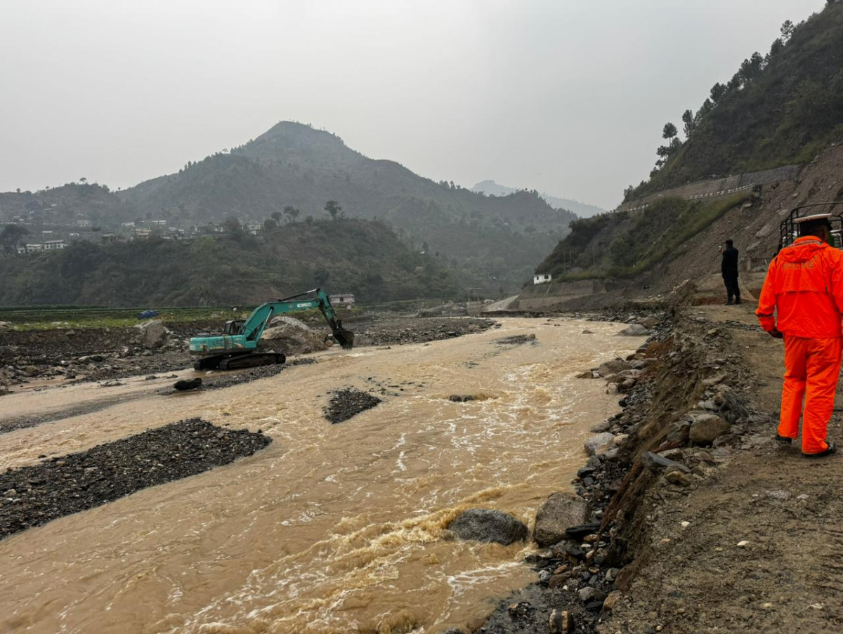 वीपी राजमार्ग अवरुद्ध: ६२७ यात्रुको उद्धार, ८० सवारी अझै अलपत्र