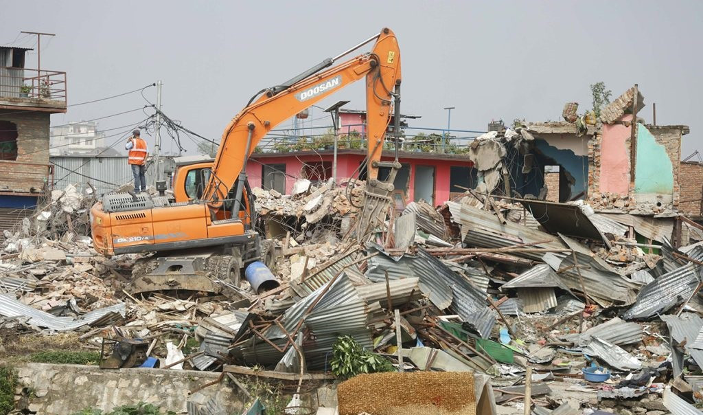 मनोहरा सुकुमवासी बस्तीका घर टहरा भत्काउने काम जारी, १३ डोजर परिचालन